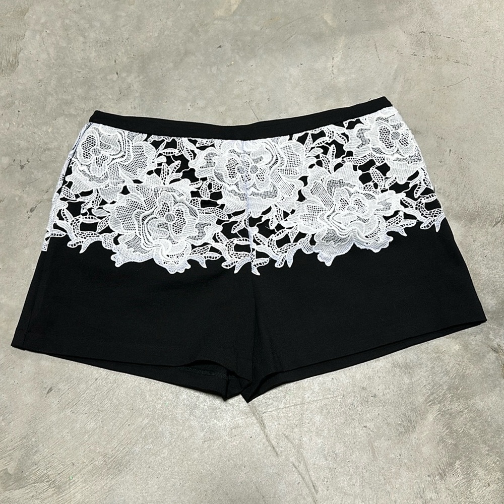 One Market‎ / Black w/white lace shorts / Size L / Q-8